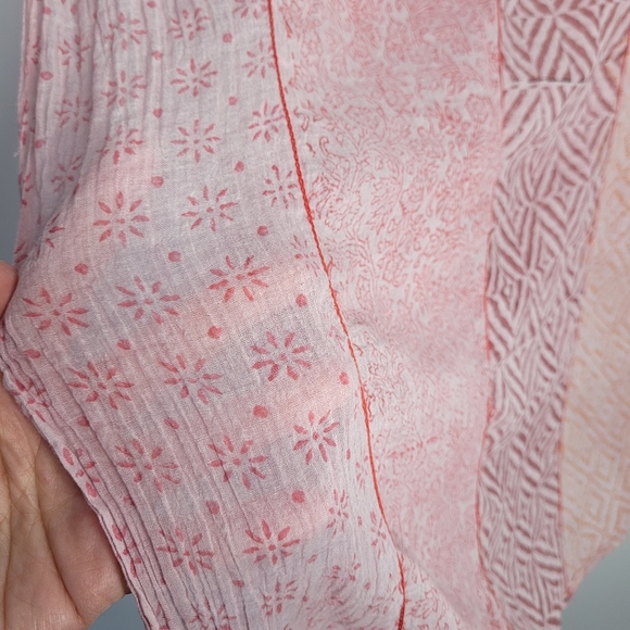 Hand printed red and pink scarf with tassels - Picture 5 of 12